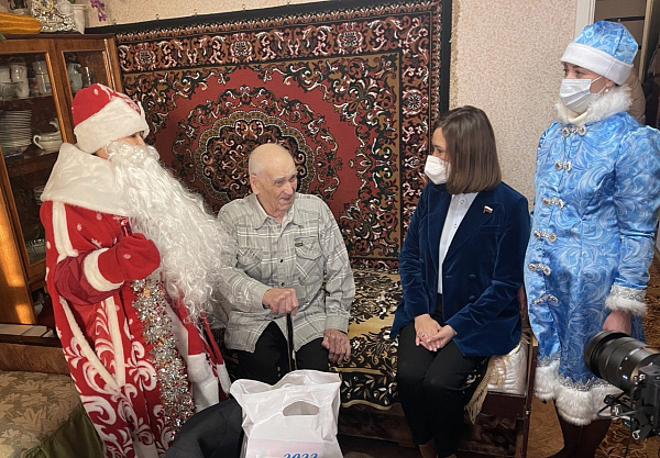 Альфия Когогина приняла участие в партийной акции «С Новым годом, ветеран!»