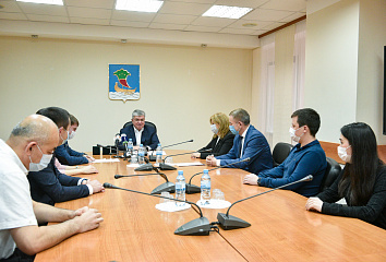 Наил Мәһдиев шәһәребез табибларына фатир ачкычлары тапшырды