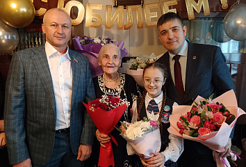 На торте цифра 100: ветеран ВОВ отметила вековой юбилей