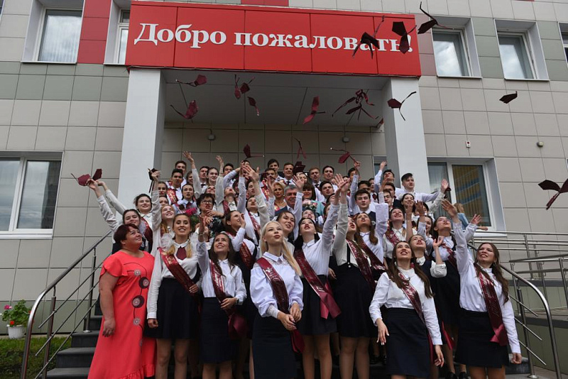 Для более семи тысяч челнинских выпускников прозвенел последний звонок