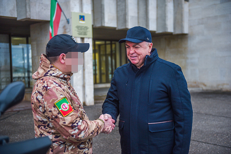Наиль Магдеев передал военнослужащему технику в зону СВО