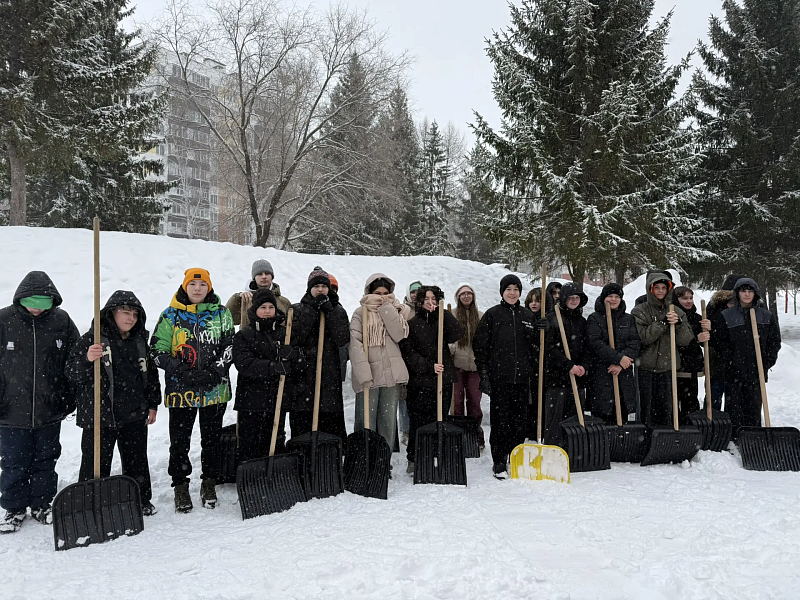«Снежный десант» трудится на общественных пространствах города