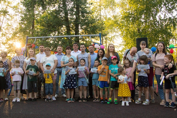 Активисты микрорайона получают благодарственные письма за труд