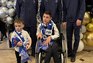 Football players met with children with disabilities and presented gifts