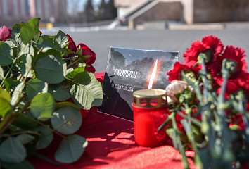 В Набережных Челнах организовали мемориал в память о погибших в «Крокусе»