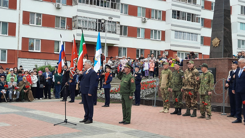 Жители Автозаводского района возложили цветы к Обелиску Славы