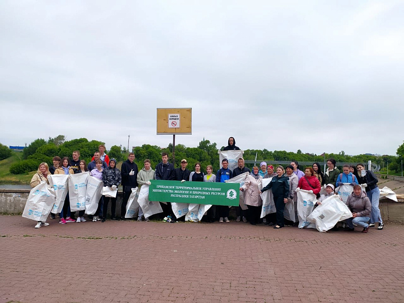 Челнинские студенты продолжают участвовать в весенних уборках