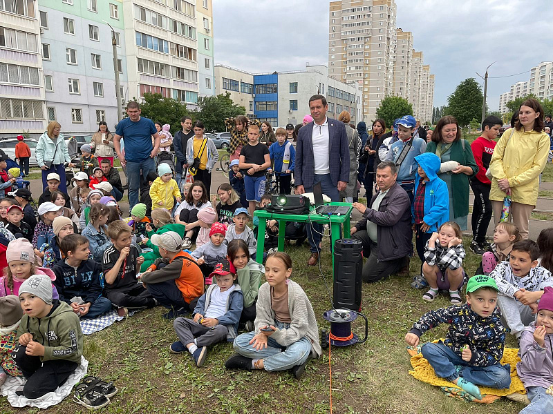 В Набережных Челнах продолжаются кинопоказы во дворах