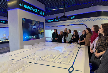 Администрация Центрального района посетила Визит-центр КАМАЗа