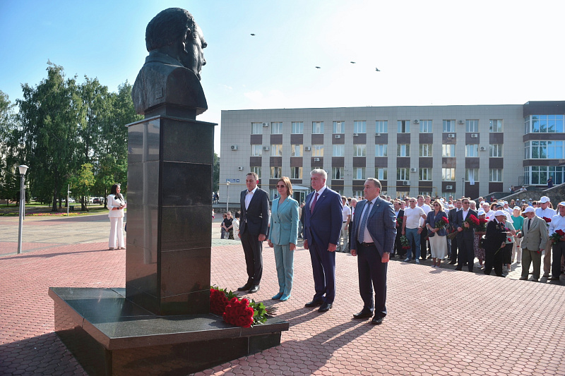 День строителя-2026 начинается с возложения цветов к памятнику Евгению Батенчуку