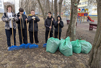 Челнинские школьники принимают участие в уборке общественных пространств