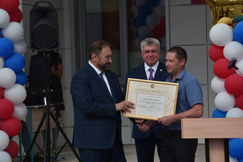 Торжественная линейка прошла в новой школе - Центре образования №16