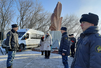 Ватанны саклаучылар көне уңаеннан һәйкәлгә чәчәкләр салынды