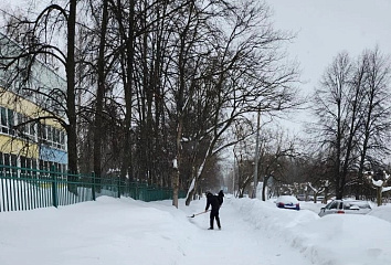 Учащиеся Центрального района вышли на уборку снега