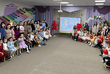 Юные челнинцы поздравили мам