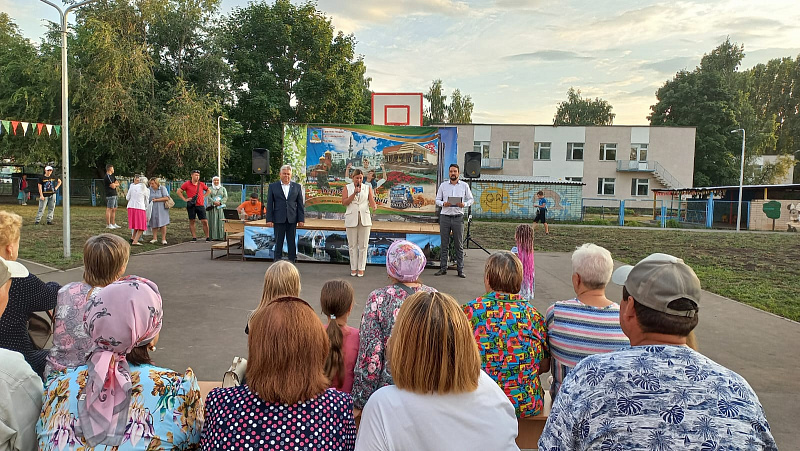 Председатель ТОС 50 комплекса вручила благодарственные письма жителям
