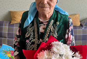 Ветеран принимает поздравления с 95-летним юбилеем
