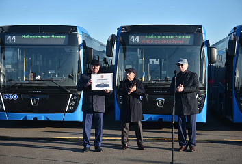 Рустам Минниханов передал Набережным Челнам 44 новых автобуса