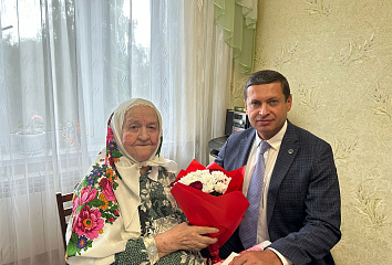10 внуков и 20 правнуков: с 95-летием челнинку поздравил глава района Эдуард Фаттахов
