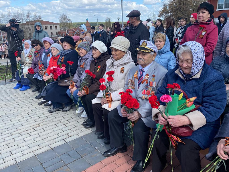 В Автозаводском районе возложили венки к Обелиску Славы