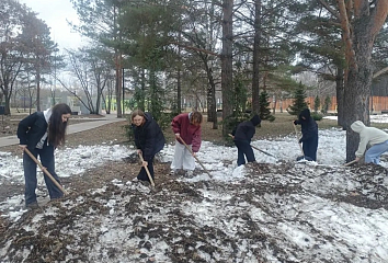 Студенты и школьники очистили парк от снега и мусора