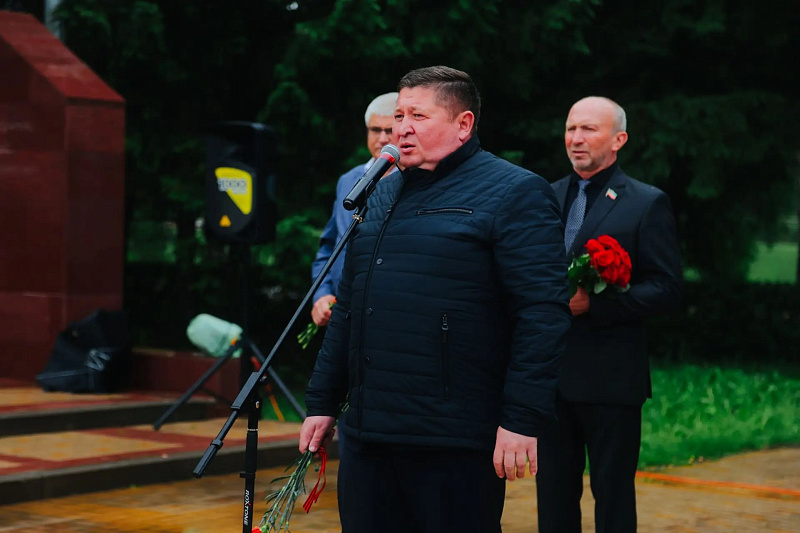 «Памяти павших будьте достойны»: челнинцы зажгли свечи у мемориала в парке Победы