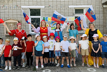 «Сердце России» из ладошек: в детсадах проходят уроки любви к Родине
