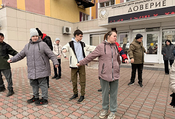 Подопечные центра «Доверие» встретили День здоровья массовой зарядкой