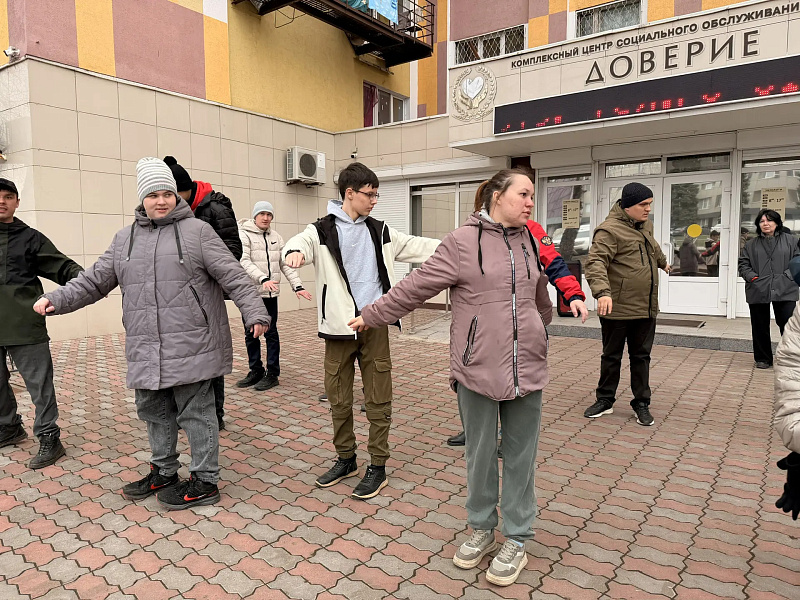Подопечные центра «Доверие» встретили День здоровья массовой зарядкой
