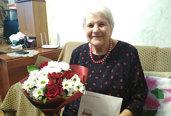 Ветерана Великой Отечественной войны поздравили с 90-летием и предстоящим Днем матери
