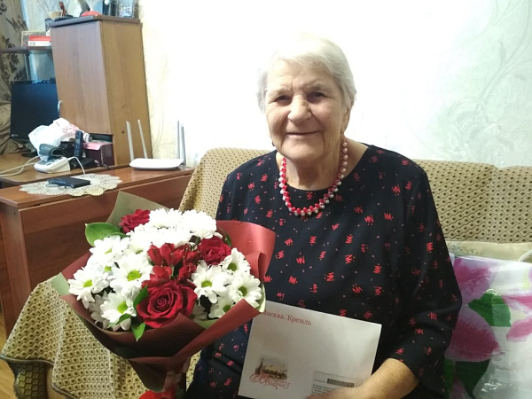 Бөек Ватан сугышы ветеранын 90 яшьлеге һәм якынлашып килүче Әниләр көне белән котладылар