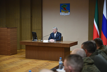 Челны своих не бросают: Наиль Магдеев встретился с военнослужащими
