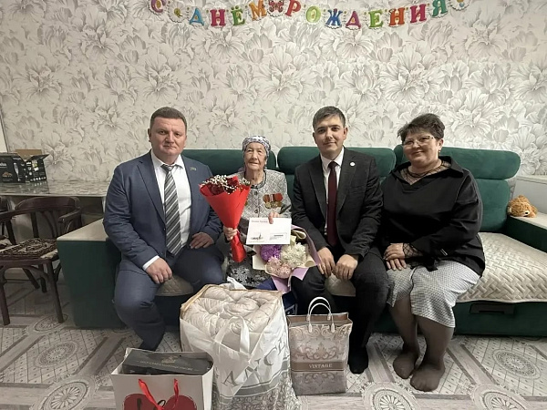 Ветеран Нира Галимҗан кызы Гайнетдинова 95 яшьлек юбилеен билгеләп үтә