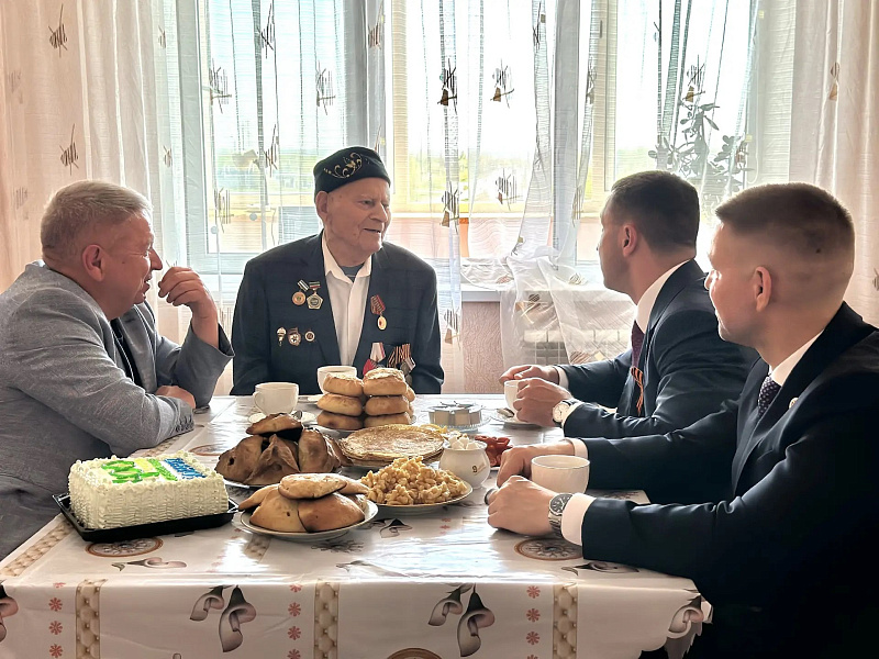 В Набережных Челнах поздравили 99-летнего ветерана с наступающим Днем Победы
