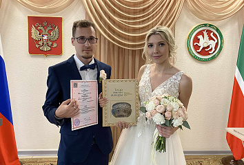 Во Дворце торжеств зарегистрирована тысячная с начала года супружеская пара
