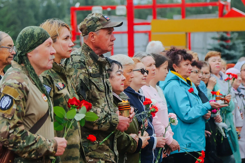 «Памяти павших будьте достойны»: челнинцы зажгли свечи у мемориала в парке Победы