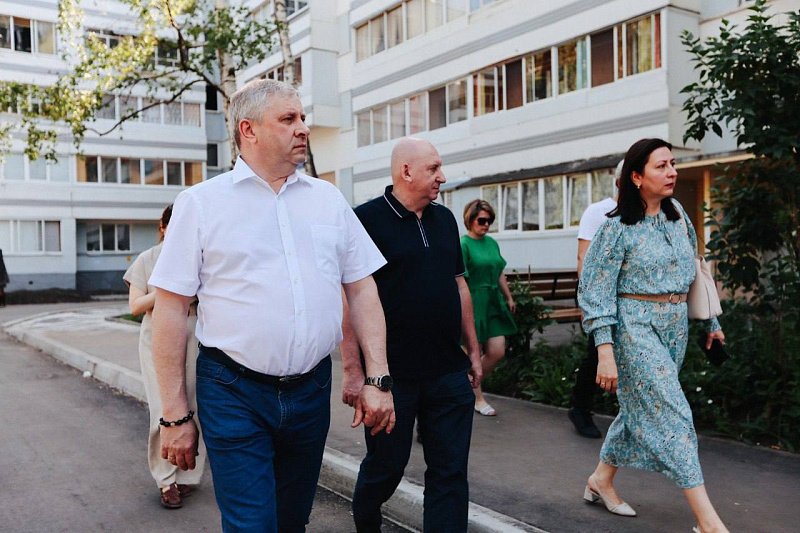 Челнинские депутаты Горсовета проверили благоустройство дворов