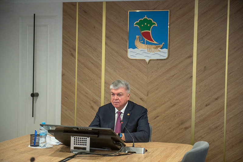 В Набережных Челнах устраняют последствия снегопада