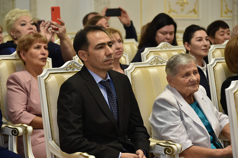 Рустам Минниханов вручил награду челнинской учительнице