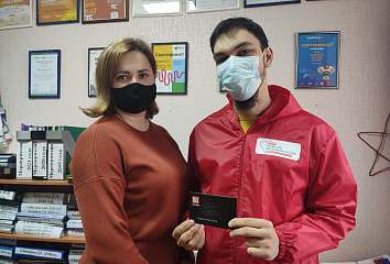 Әлфия Когогина Чаллы волонтерларына ягулык карталарын тапшырды