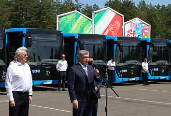 Наиль Магдеев передал "Горкоммунхозу" новые автобусы+видео