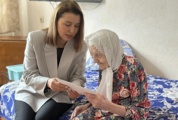 В Комсомольском районе поздравили двух тружениц тыла