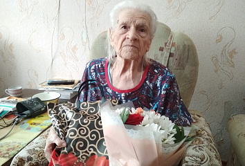 Ветеран Великой Отечественной войны принимает поздравления с юбилеем