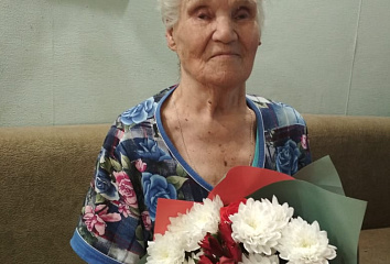 Ветеран принимает поздравления в честь 95-летнего юбилея