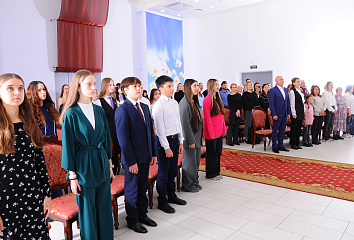 Юным челнинцам торжественно вручили паспорта