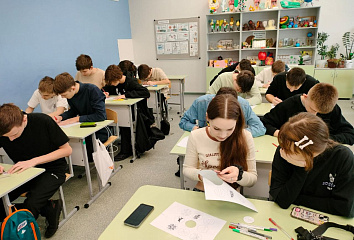 Преподаватели школы искусств "ДА-ДА" учат школьников создавать значки Победы