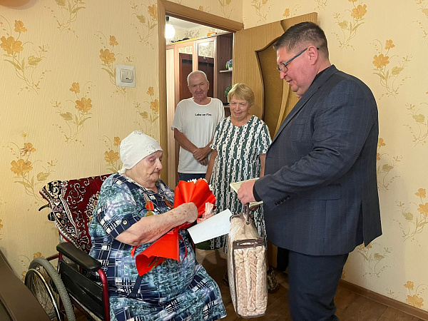 Ветеран 100 яшьлек юбилеен каршылый