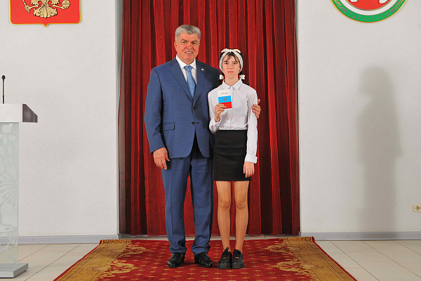 Шәһәр көнендә яшь чаллылыларга тантаналы рәвештә паспортлар тапшырылды