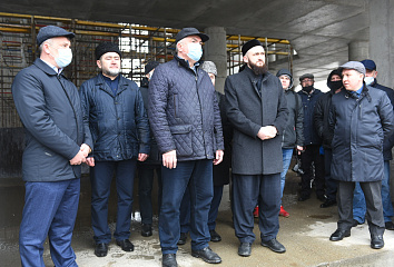 Муфтий Татарстана осмотрел строящуюся в Набережных Челнах мечеть «Джамиг»