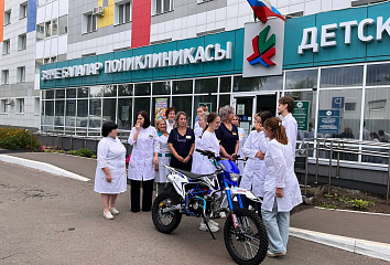 Подарок от всего сердца: медики передали питбайк нашим воинам